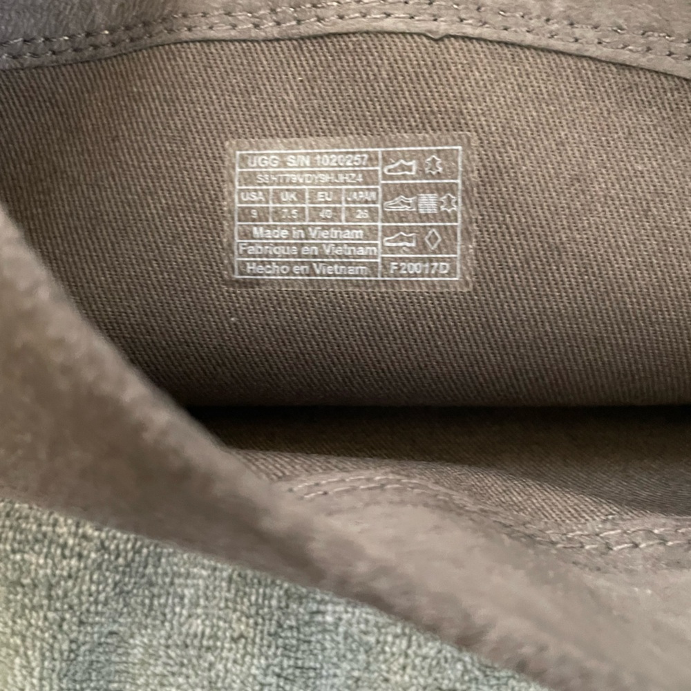 UGG. Side Zip Up Boots - Picture 3 of 4